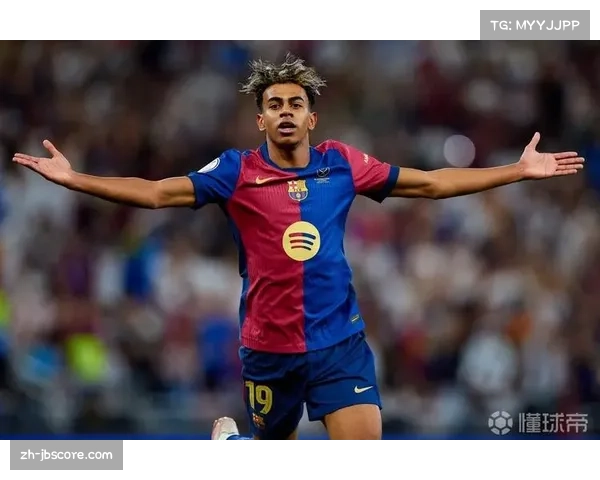 暖心一幕：小球迷获赠亚马尔的落场球衣